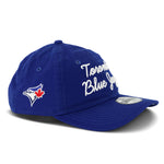 New Era - Snapback 9TWENTY Team Script E3 des Blue Jays de Toronto pour enfants (jeunes) (60382749) 