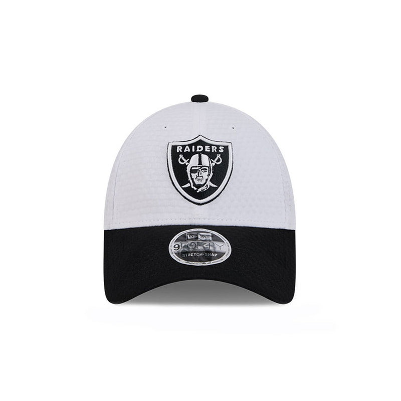 New Era - Casquette snapback 9FORTY du camp d'entraînement NFL des Las Vegas Raiders (60507631)