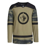 adidas - Maillot d'appréciation militaire authentique camouflage des Jets de Winnipeg pour hommes (HB1787) 