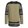 adidas - Maillot d'appréciation militaire authentique camouflage des Jets de Winnipeg pour hommes (HB1787) 